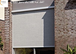 En grå vertikal markis för fönster stänger ute solljuset